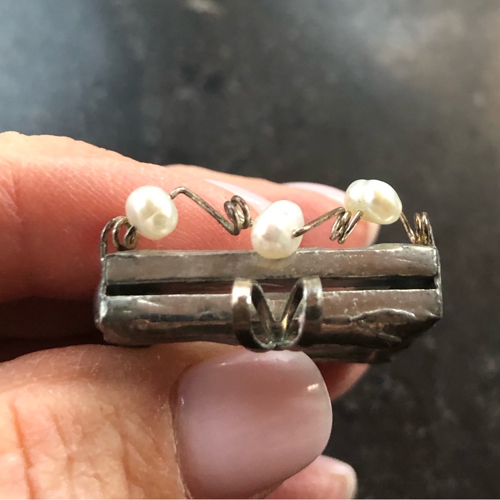 Picture frame pendant in etched silver with 3 little pearls across top - Picture 8 of 11